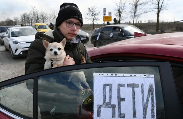 Տղան իր շան հետ կանգնած է «Երեխաներ» գրառմամբ մեքենայի մոտ - Sputnik Արմենիա