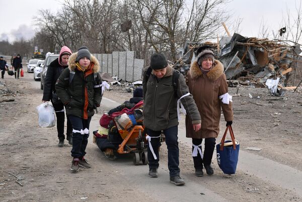 Жители покидают разрушенный ракетными и авиационными ударами город пешком, взяв с собой лишь самое необходимое.  - Sputnik Армения