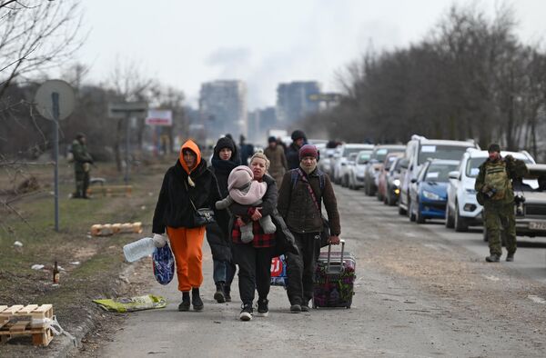 Жители спешат выбраться из города - Sputnik Армения