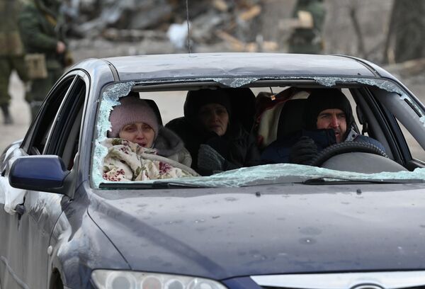 Пострадавший от обстрелов автомобиль с беженцами. - Sputnik Армения