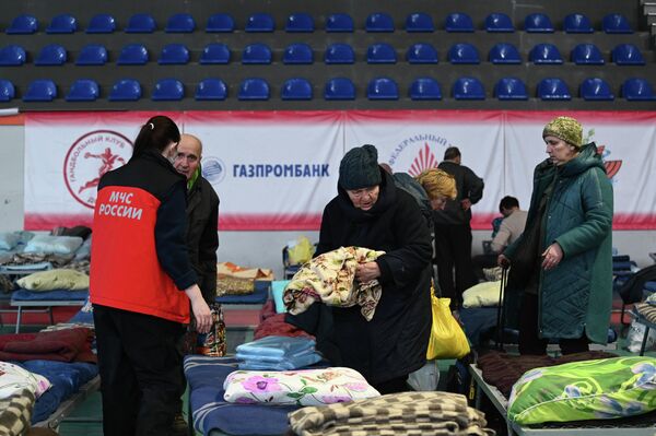 Сотрудник МЧС РФ помогает беженцам из Мариуполя  - Sputnik Армения