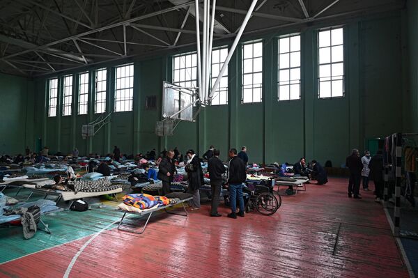 Беженцы из Мариуполя в пункте временного размещения в школе Олимпийского резерва №13 города Таганрога  - Sputnik Армения
