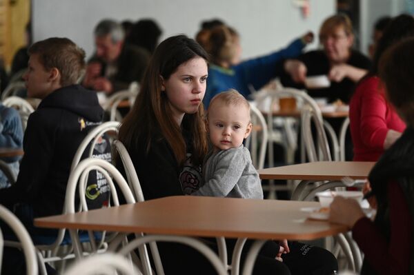 Женщина с ребенком в столовой в пункте временного размещения в Ростовской области. - Sputnik Армения