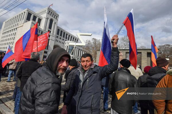 Մարդիկ ծածանում են Հայաստանի ու Ռուսաստանի դրոշները - Sputnik Արմենիա