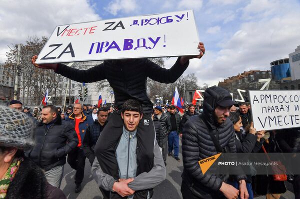 Участник акции держит плакат с надписью &quot;Zа правду!&quot; - Sputnik Армения