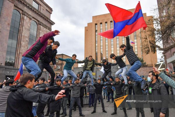 Танец &quot;Берд&quot; у здания российского посольства  - Sputnik Армения