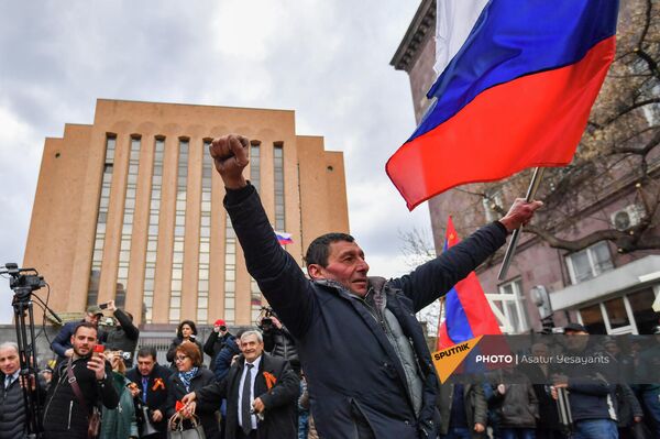 Танец с флагом России одного из участников акции - Sputnik Армения