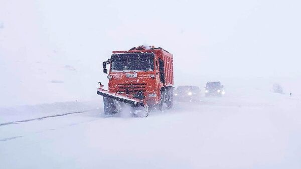 Уборка снега на межгородских автотрассах республики - Sputnik Армения