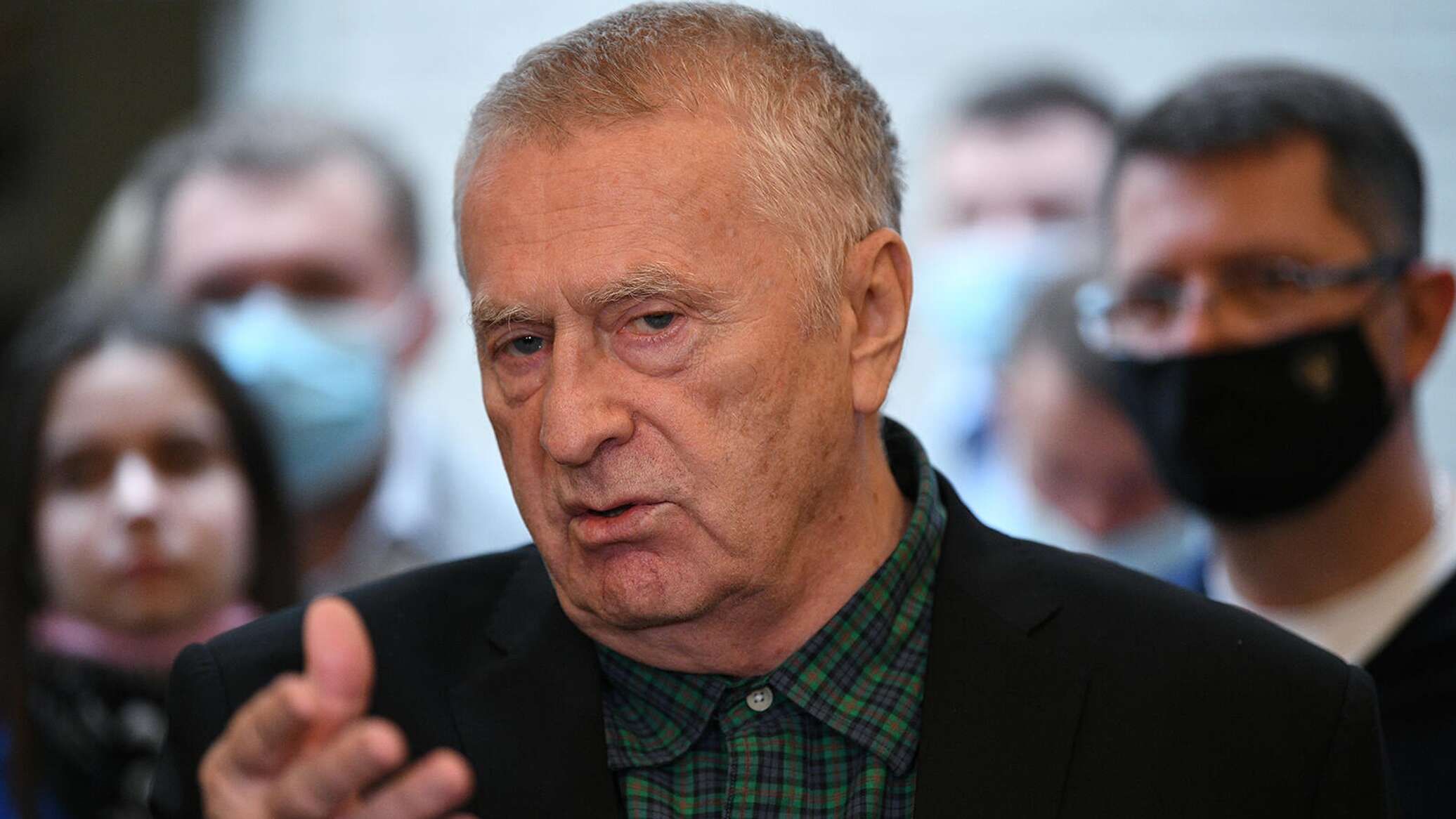 Шұлық киген 30 жастан асқан әйелдер