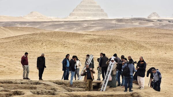 Репортеры готовятся войти в недавно обнаруженную гробницу рядом со знаменитой Ступенчатой пирамидой в Саккаре (19 марта 2022). Египет - Sputnik Армения