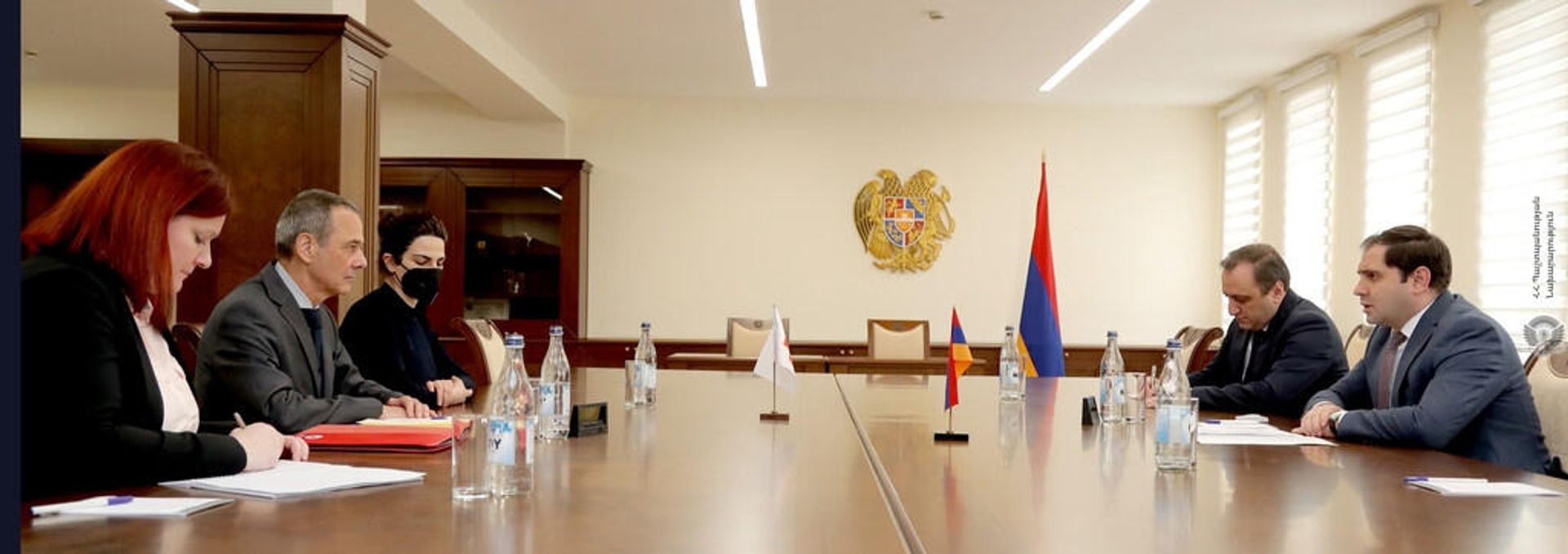 ՀՀ պաշտպանության նախարար Սուրեն Պապիկյանն ընդունել է Հայաստանում Կարմիր խաչի միջազգային կոմիտեի պատվիրակության ղեկավար Թիերի Ռիբոյի գլխավորած պատվիրակությանը (22 մարտի, 2022թ). Երևան - Sputnik Արմենիա, 1920, 21.03.2022