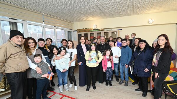 Մարդու իրավունքների պաշտպան Քրիստինե Գրիգորյանն այցելել է «Արև-երեխաներ» երեխաների առողջության և զարգացման կենտրոն» հասարակական կազմակերպություն (21 մարտի, 2022թ). Երևան - Sputnik Արմենիա