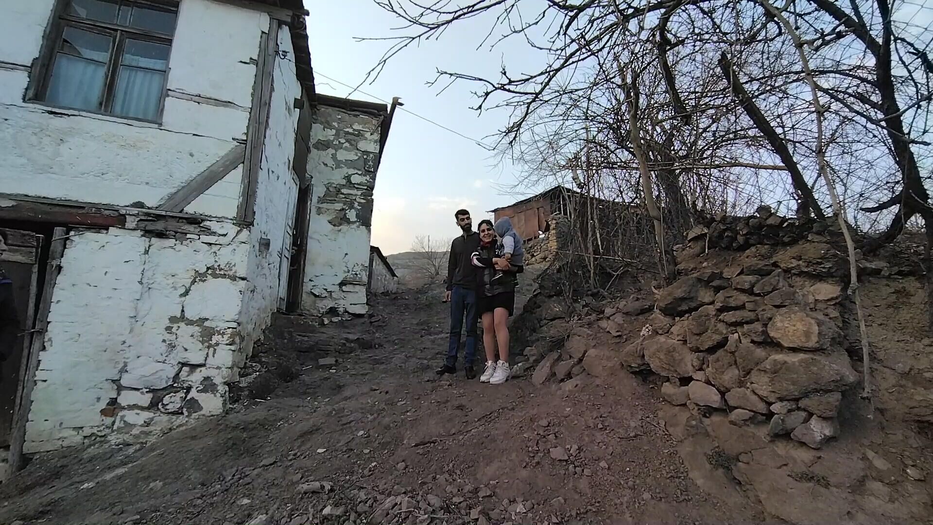 Կոլխոզաշեն համայնքի բնակիչներ Վանոն ու Ինեսսան որդու հետ - Sputnik Արմենիա, 1920, 22.03.2022