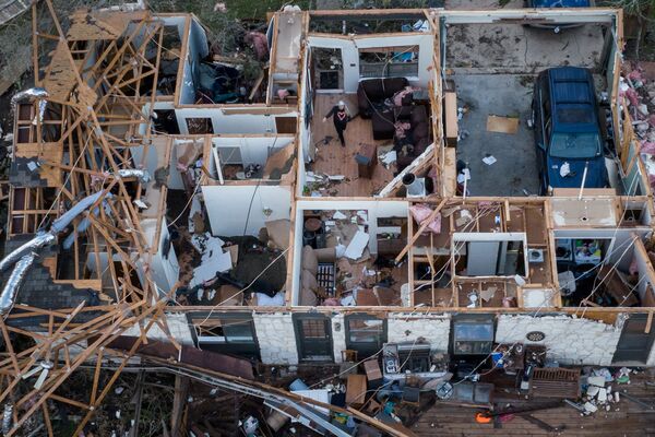 Разрушенный после торнадо дом в Раунд-Роке, штат Техас, США. Снимок с дрона - Sputnik Армения