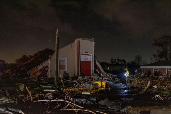 Տորնադոյի հետևանքով վնասված շենք, Նոր Օռլեան, Լուիզիանա - Sputnik Արմենիա