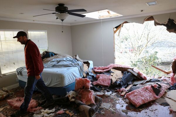 Поврежденный сильнейшим торнадо дом одного из жителей Раунд-Рока, штат Техас, США - Sputnik Армения