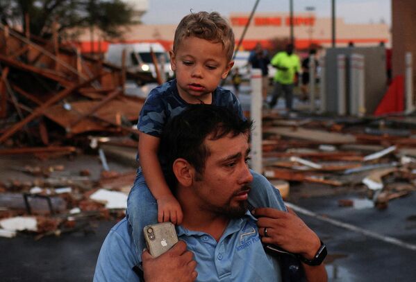 Жители Раунд-Рока осматривают разрушенный сильнейшим торнадо торговый центр в Техасе - Sputnik Армения