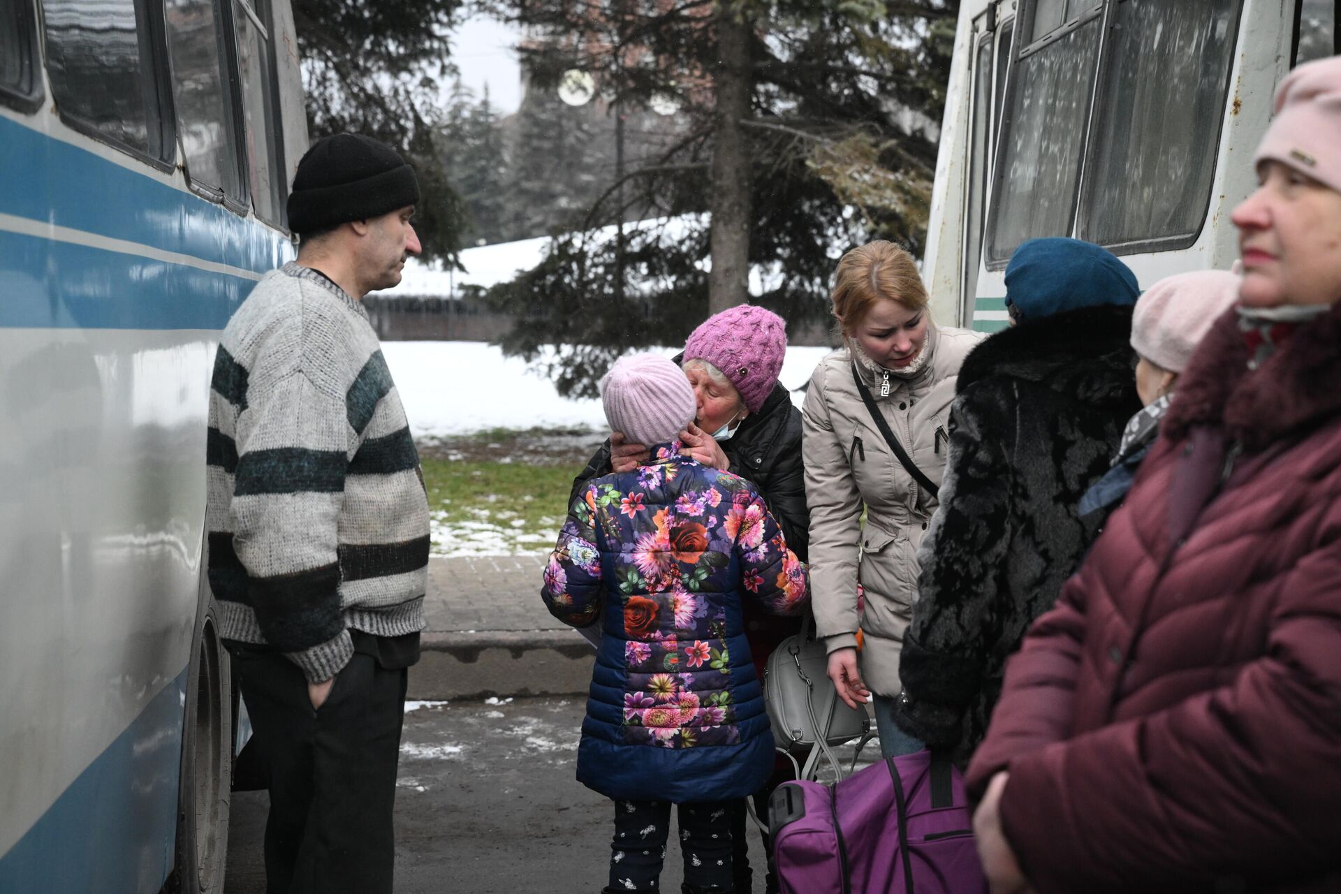 Люди прощаются возле автобуса во время эвакуации из Горловки на территорию России - Sputnik Армения, 1920, 23.03.2022