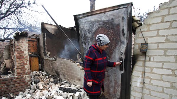 Дом на окраине Петровского района Донецка, сгоревший от прямого попадания снаряда в ходе обстрела. - Sputnik Армения