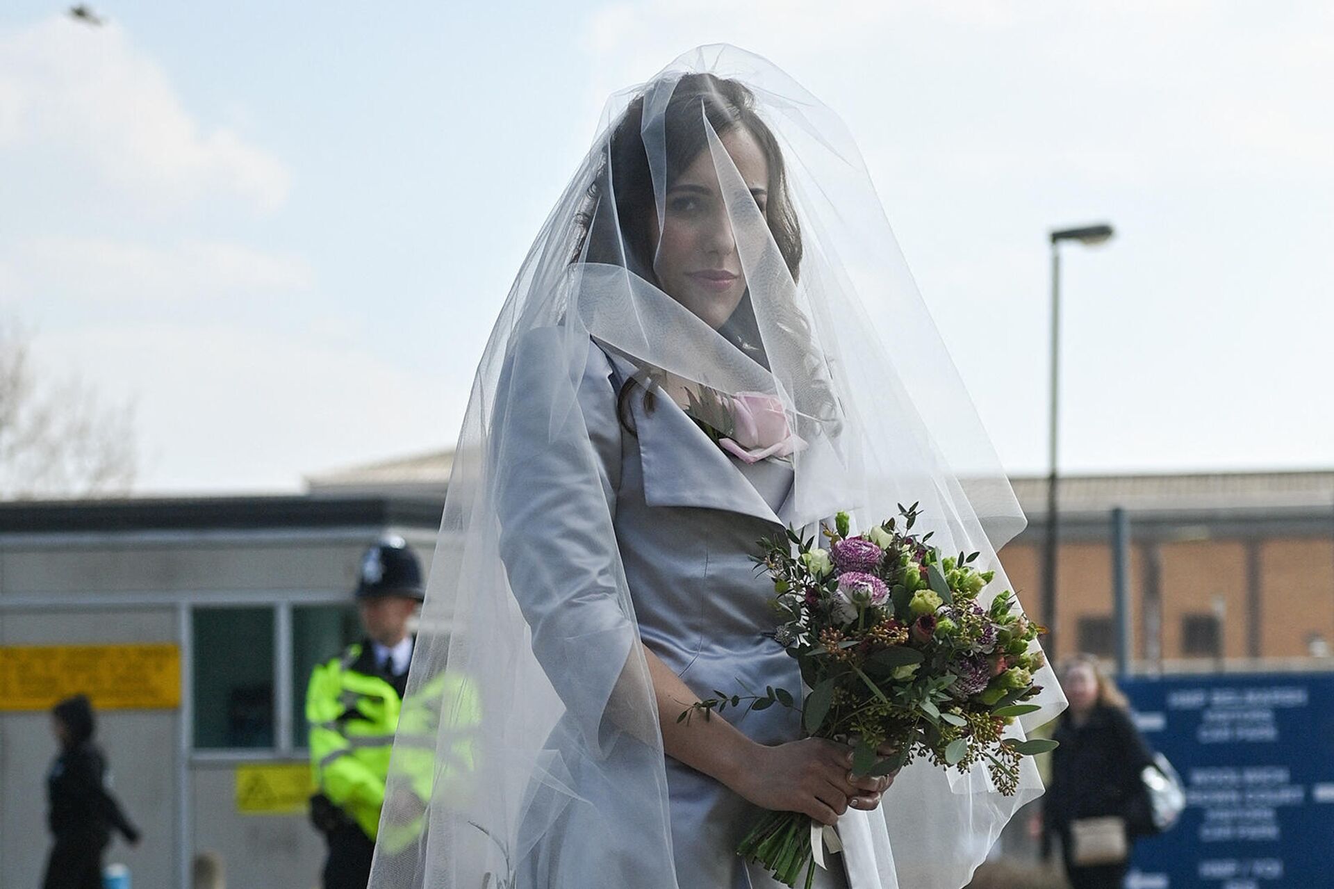 Стелла Морис, невеста основателя WikiLeaks Джулиана Ассанжа в своем свадебном платье по прибытии в тюрьму Белмарш, где она должна выйти замуж за Джулиана Ассанжа (23 марта 2022). Лондон - Sputnik Արմենիա, 1920, 23.03.2022