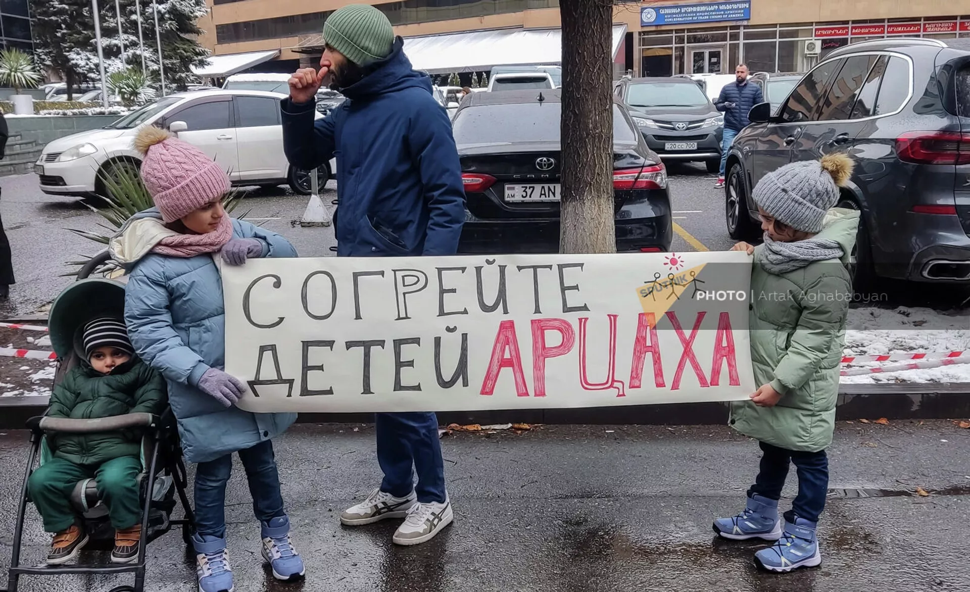 Акция протеста перед зданием офиса ООН в Армении (24 марта 2022). Еревaн Акция протеста перед зданием офиса ООН в Армении (24 марта 2022). Еревaн - Sputnik Армения, 1920, 24.03.2022