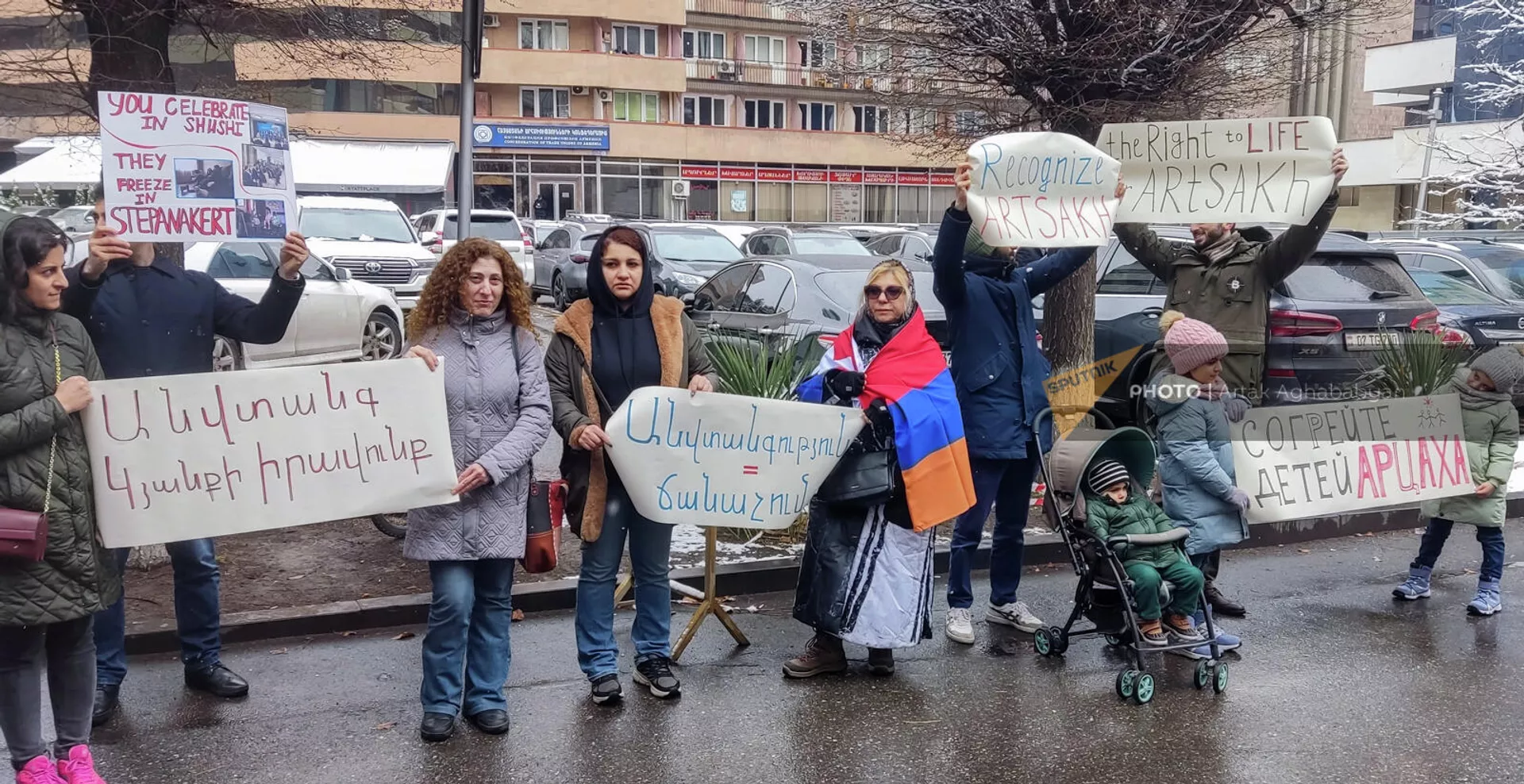 Акция протеста перед зданием офиса ООН в Армении (24 марта 2022). Еревaн Акция протеста перед зданием офиса ООН в Армении (24 марта 2022). Еревaн - Sputnik Армения, 1920, 24.03.2022