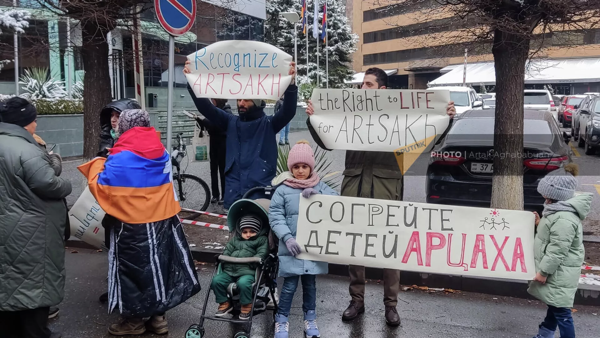 Акция протеста перед зданием офиса ООН в Армении (24 марта 2022). Еревaн Акция протеста перед зданием офиса ООН в Армении (24 марта 2022). Еревaн - Sputnik Армения, 1920, 24.03.2022
