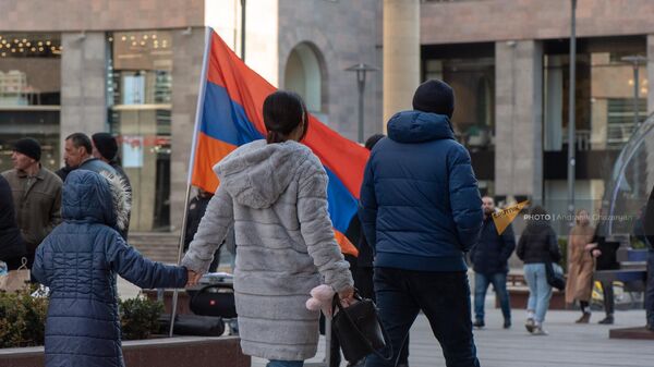 Люди проходят мимо флага Армении на Северном проспекте - Sputnik Армения