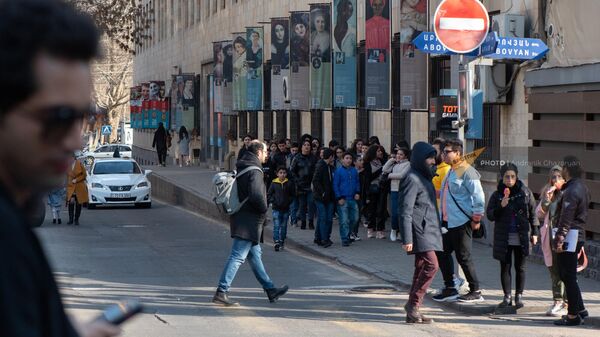 Пешеходы на перекрестке улиц Арама и Абовяна - Sputnik Армения