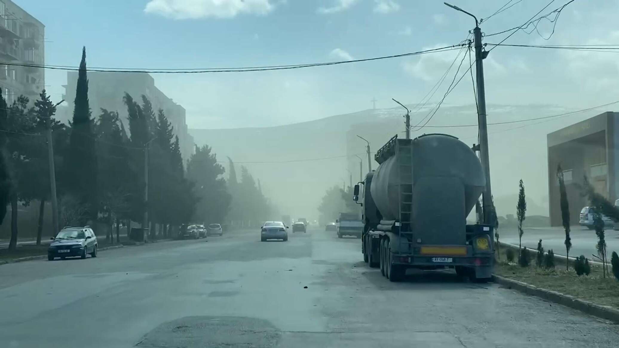 Настоящая пылевая буря в городе Рустави близ столицы Грузии - видео