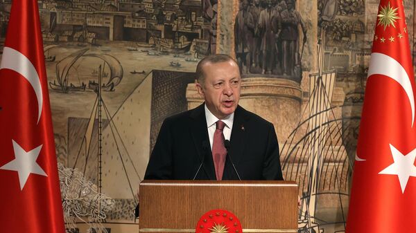 Президент Турции Реджеп Тайип Эрдоган выступает на российско-украинских переговорах во дворце Долмабахче (29 марта 2022). Стамбул - Sputnik Армения