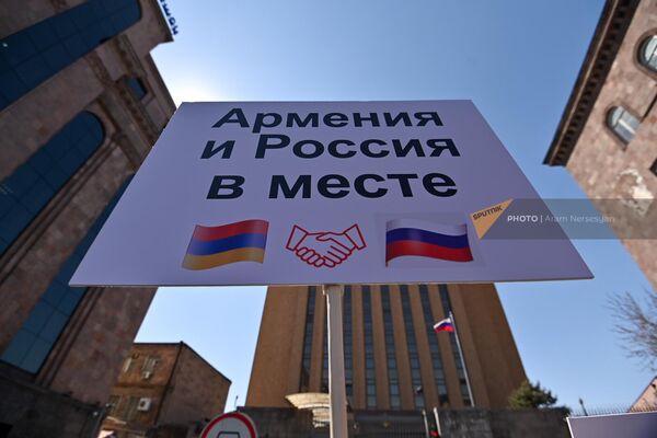 Акция в поддержку России перед зданием посольства России (29 марта 2022). Еревaн - Sputnik Армения