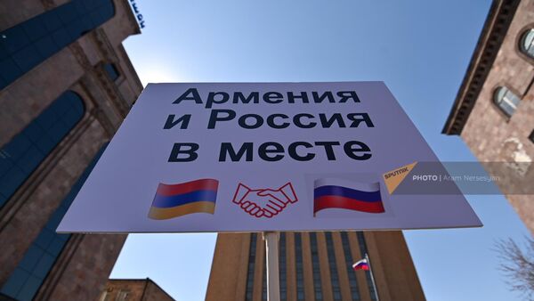 Акция в поддержку России перед зданием посольства России (29 марта 2022). Еревaн - Sputnik Армения