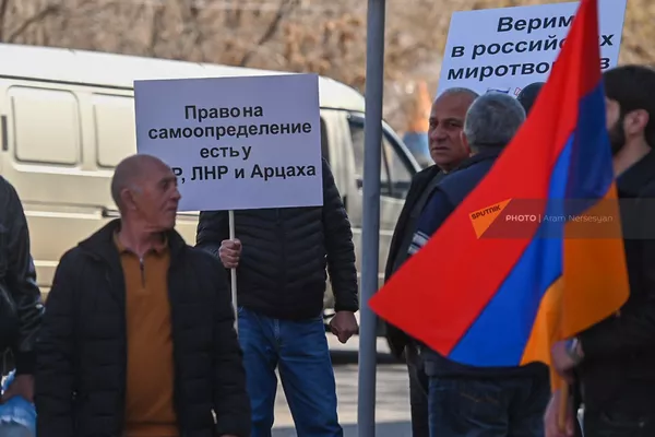Акция в поддержку России перед зданием посольства России (29 марта 2022). Еревaн Акция в поддержку России перед зданием посольства России (29 марта 2022). Еревaн - Sputnik Армения