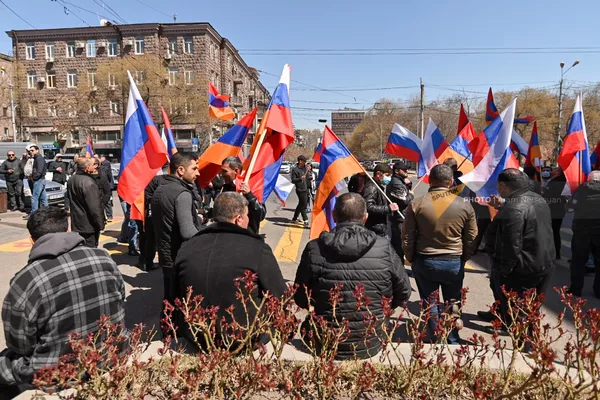 Акция в поддержку России перед зданием посольства России (29 марта 2022). Еревaн Акция в поддержку России перед зданием посольства России (29 марта 2022). Еревaн - Sputnik Армения