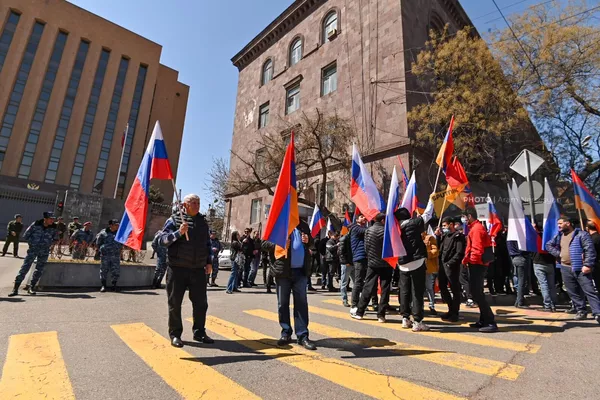 Акция в поддержку России перед зданием посольства России (29 марта 2022). Еревaн Акция в поддержку России перед зданием посольства России (29 марта 2022). Еревaн - Sputnik Армения