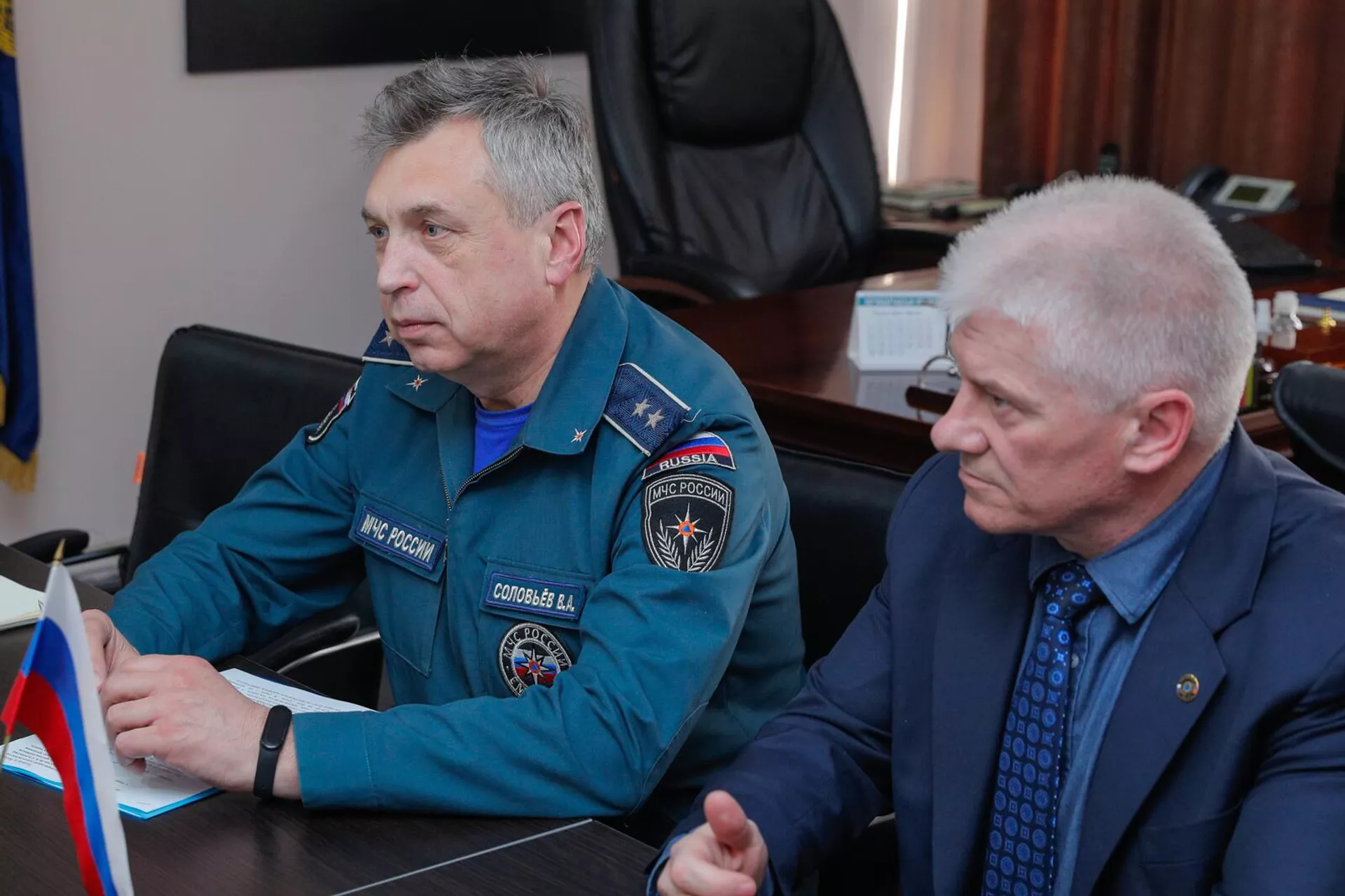 Первый заместитель министра по чрезвычайным происшествиям Армен Памбухчян встретился с директором управления международной деятельности МЧС РФ Владимиром Соловьевым (30 марта 2022). Еревaн Первый заместитель министра по чрезвычайным происшествиям Армен Памбухчян встретился с директором управления международной деятельности МЧС РФ Владимиром Соловьевым (30 марта 2022). Еревaн - Sputnik Армения, 1920, 30.03.2022