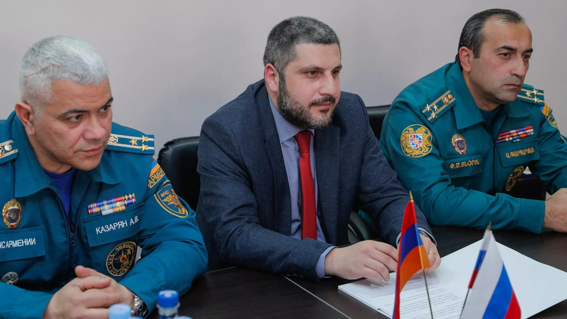 Первый заместитель министра по чрезвычайным происшествиям Армен Памбухчян встретился с директором управления международной деятельности МЧС РФ Владимиром Соловьевым (30 марта 2022). Еревaн Первый заместитель министра по чрезвычайным происшествиям Армен Памбухчян встретился с директором управления международной деятельности МЧС РФ Владимиром Соловьевым (30 марта 2022). Еревaн - Sputnik Армения, 1920, 30.03.2022