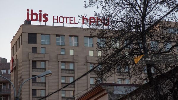 Наружная реклама отеля Ibis - Sputnik Армения