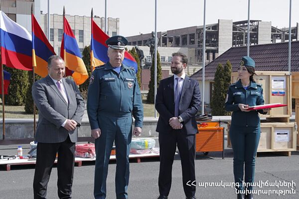 Ռուսաստանի ԱԻՆ–ը հայաստանյան գործընկերոջը փրկարարական սարքավորումներ և 3 մեքենա է նվիրել - Sputnik Արմենիա