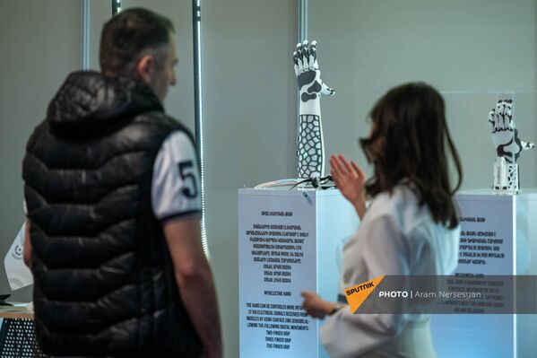 Бионические протезы для раненых солдат компании ArmBionics. - Sputnik Армения