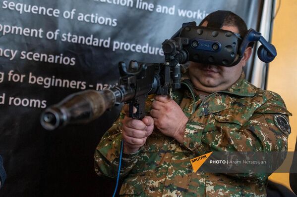 AR-тренажер для стрельбы: офицеры устроили &quot;приемку&quot; на месте. - Sputnik Армения