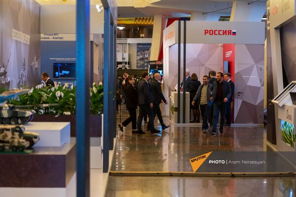 Один из нескольких российских павильонов на выставке – вокруг остальных собираются так же. - Sputnik Армения