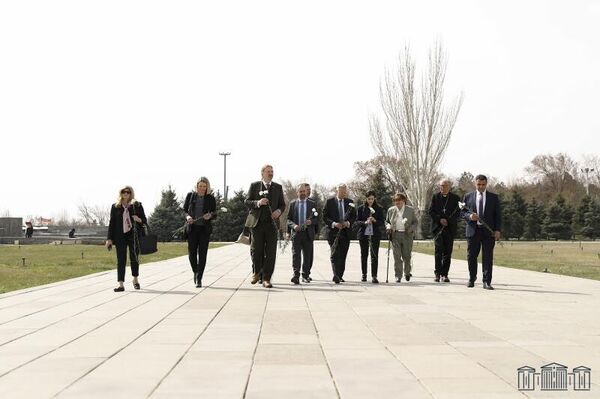 Члены делегации парламента Великобритании, возглавляемой руководителем группы дружбы Армения - Великобритания Тимом Лоутном, посетили мемориальный комплекс Цицернакаберд (1 апреля 2022г.). Ереван - Sputnik Армения