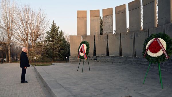 Президент Ваагн Хачатурян посетил военный пантеон Ераблур (2 апреля 2022)․ Ереван - Sputnik Армения