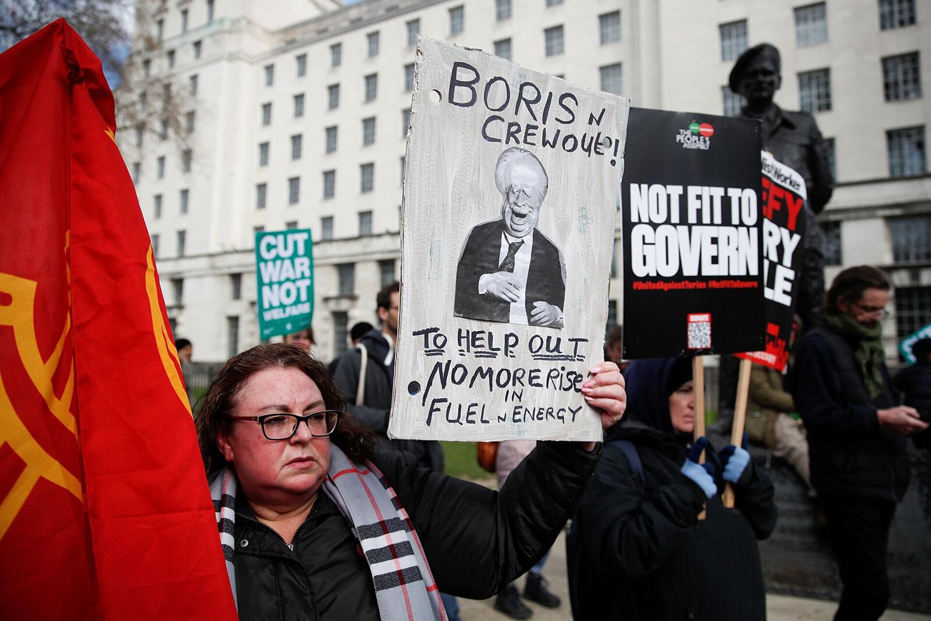 Люди с плакатами во время акции протеста против роста стоимости жизни (2 апреля 2022). Лондон - Sputnik Армения, 1920, 02.04.2022