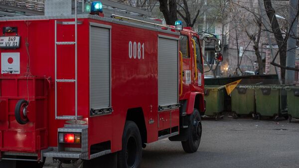 Автомобиль пожарной службы МЧС Армении в одном из дворов - Sputnik Армения