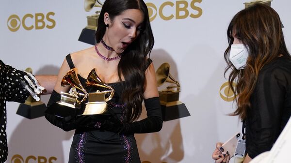 Певица и актриса Оливия Родриго с наградами на церемонии вручения музыкальной премии Grammy в Лас-Вегасе - Sputnik Армения