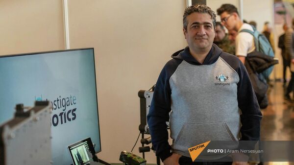 Технический директор компании Instigate Robotics Рубен Генджян на выставке оборонных технологий ArmHighTech 2022 - Sputnik Армения