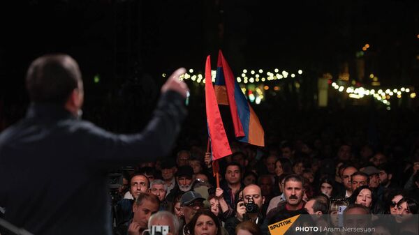 Ишхан Сагателян во время акции протеста оппозиции на площади Свободы (5 апреля 2022). Еревaн - Sputnik Армения